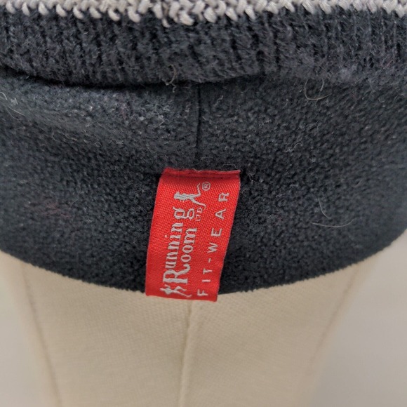 Running Room Men's Knit Beanie Hat Black Size OS 100% Acrylic Embroidered Canada - Picture 7 of 11